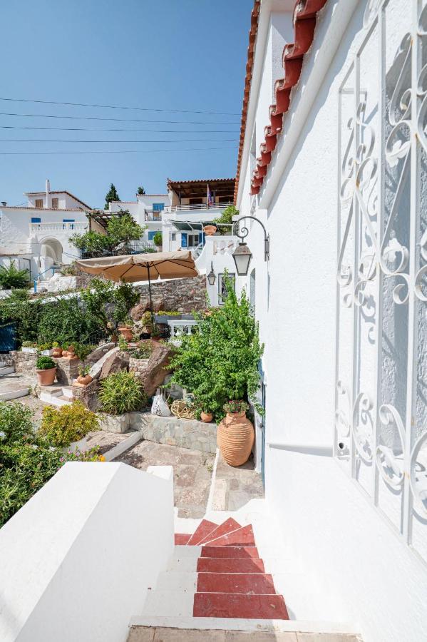 Traditional House Under The Clock Tower With Sweet View Poros Town Zewnętrze zdjęcie