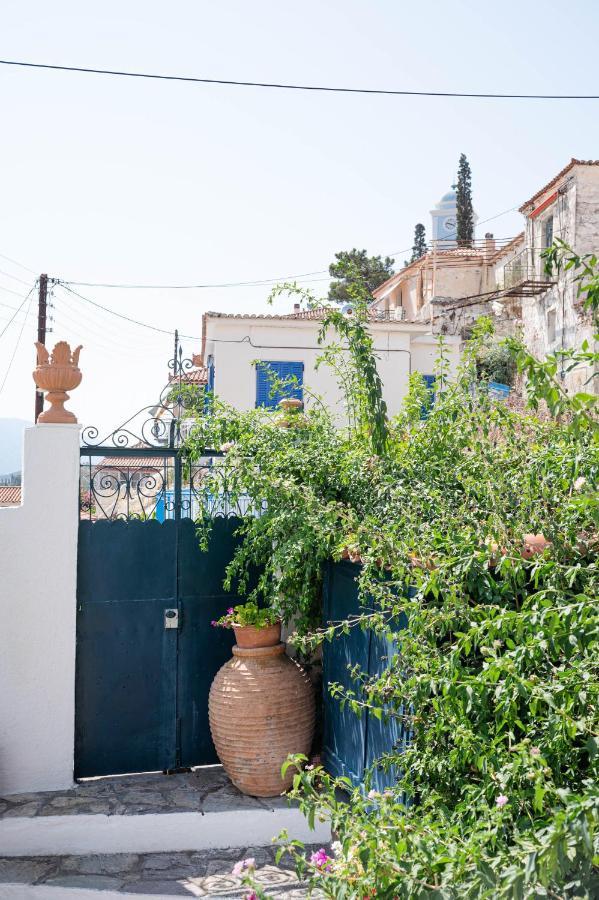 Traditional House Under The Clock Tower With Sweet View Poros Town Zewnętrze zdjęcie