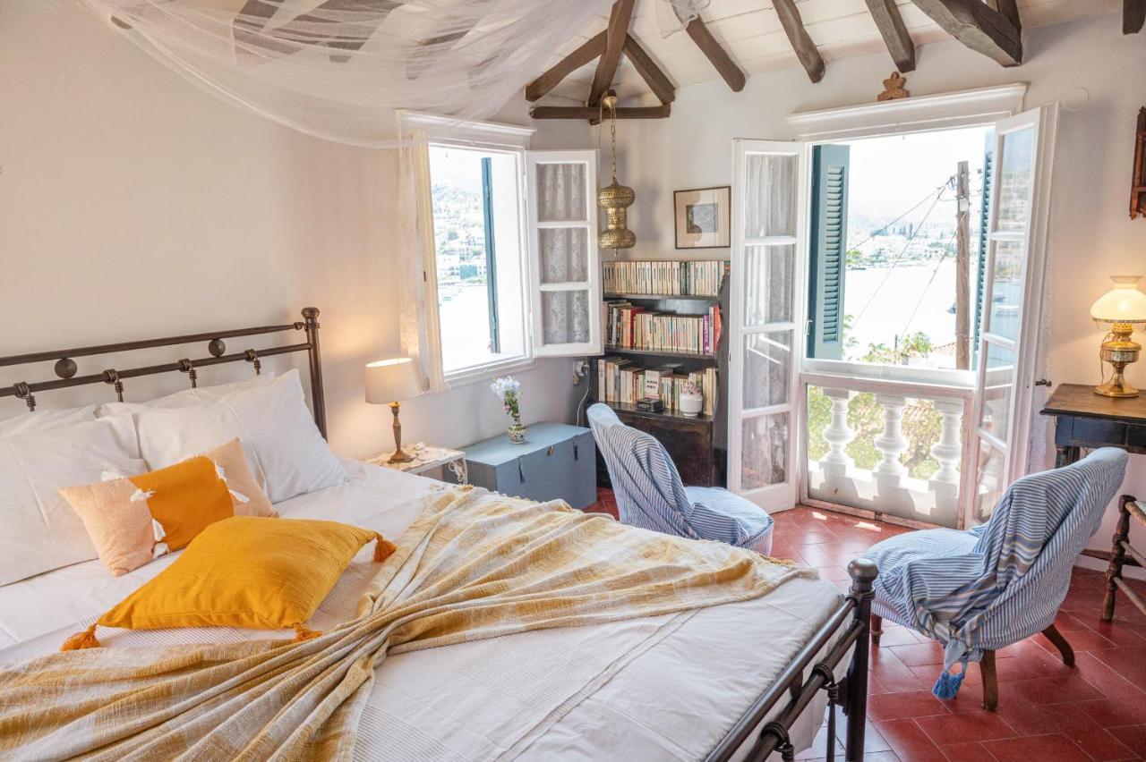 Traditional House Under The Clock Tower With Sweet View Poros Town Zewnętrze zdjęcie