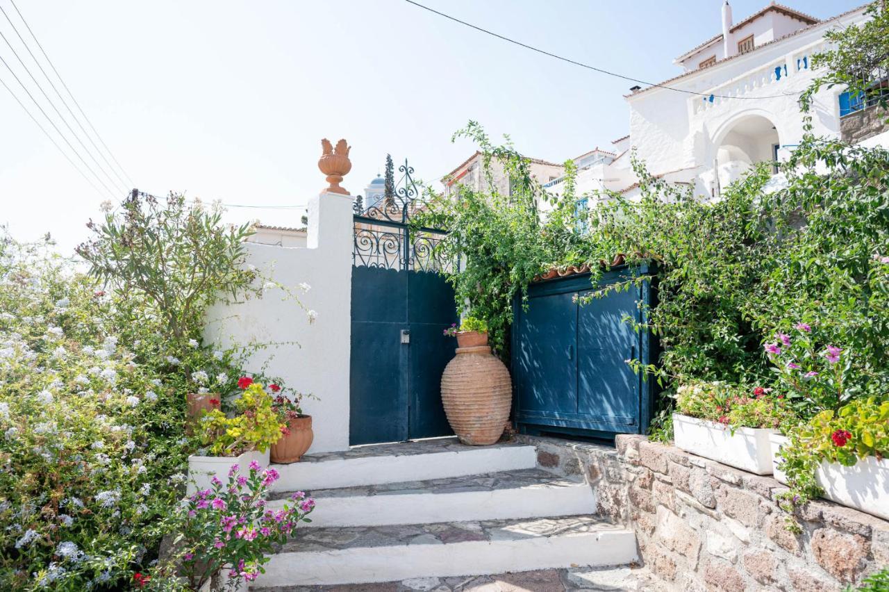 Traditional House Under The Clock Tower With Sweet View Poros Town Zewnętrze zdjęcie